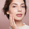 Sensilis Skin Glow Glycolic Brightening Gel 50ml model met handen op het gezicht