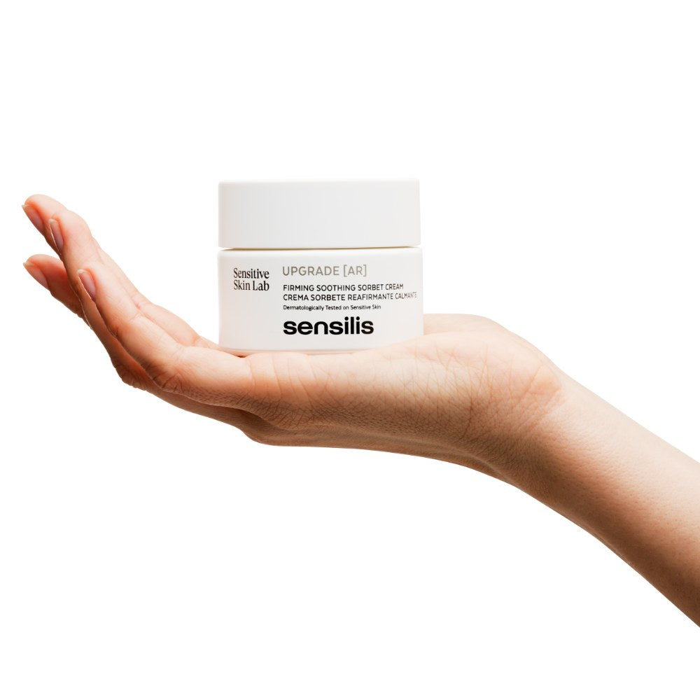 Sensilis Upgrade AR Firming Soothing Cream 50 ml pot in de hand