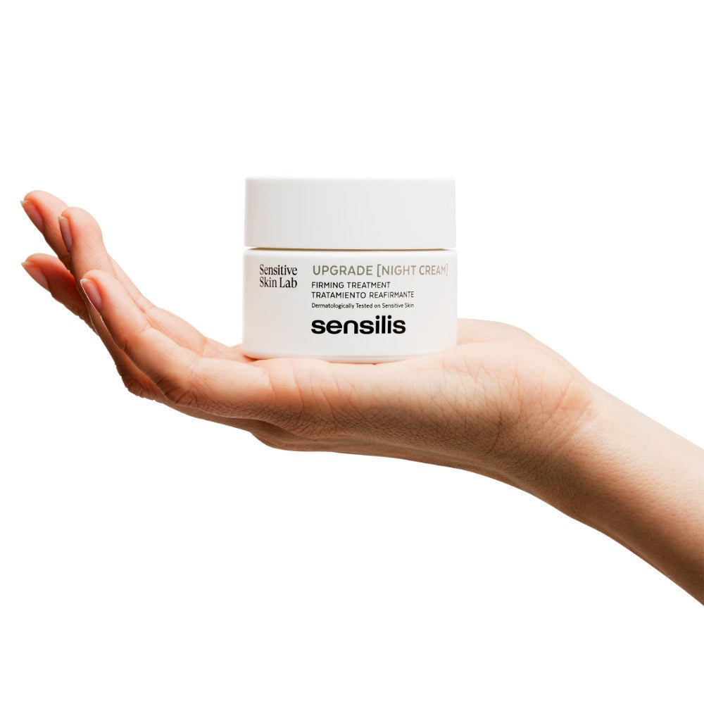 Sensilis Upgrade Firming Night Cream 50 ml pot in de hand